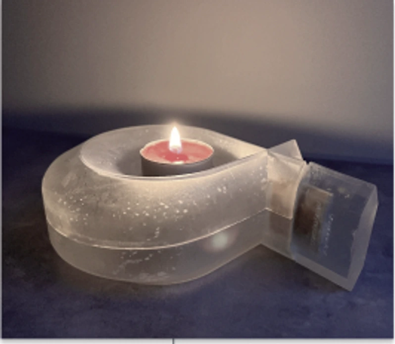 Transparent diffuser brukt som lysestake med tent lys